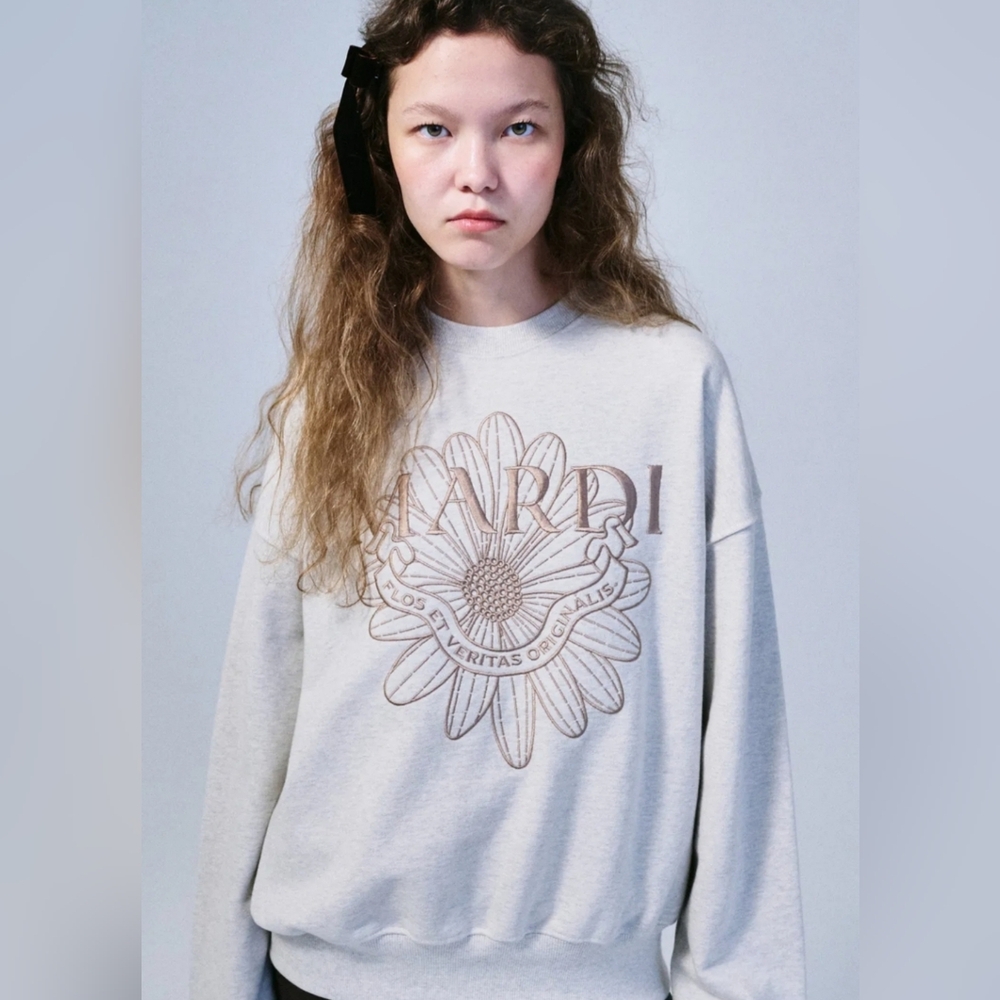 Mardi Mercredi Daisy Flower Needlework Sweatshirt Outmeal Color. One Size.
